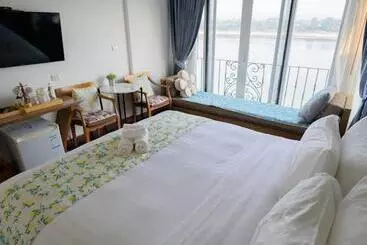 Hotelli โมเมนต์ แอ๊ท ริมโขง