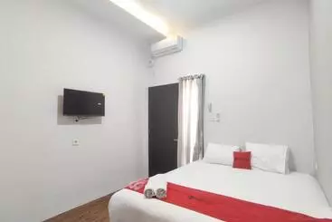 Hotel Reddoorz Near Graha Saba Buana 2
