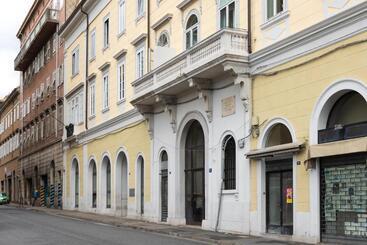پانسیون Arcobaleno Trieste Via Udine 19