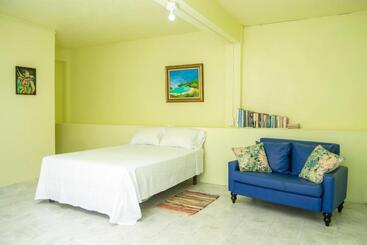 تختخواب و صبحانه Off Grid Zen Forest Den