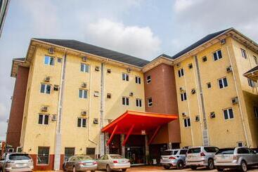 Aify Queenest Hotel And Suites