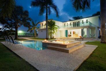 استراحتگاه Manati World Point Inn