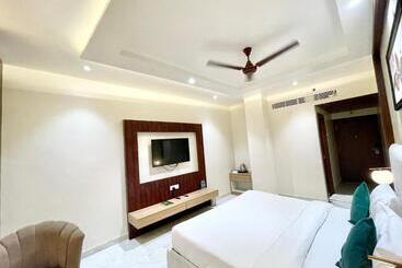 Vedangam Inn ! Varanasi Forɘigner S Choice ! Fully Air Conditioned Hotel With Parking Availability