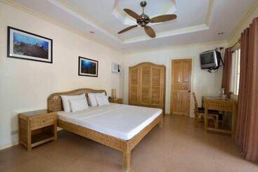 Mike's Dauin Dive Resort