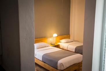 הוסטל Hostal Tres Central