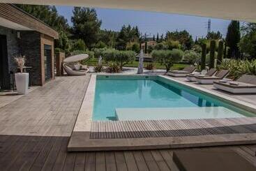 Отель Mas Des Cigales