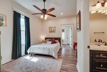 Dom wiejski Springfield Home < 1/2 Mi To Commercial Street!