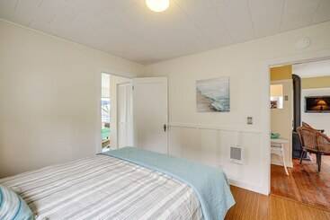 Dom wiejski Beautiful Birch Bay Retreat W/ Deck & Fire Pit!