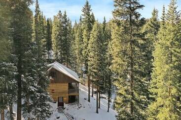 کلبه Secluded Rustic Mountain Retreat W/ Updated Touch