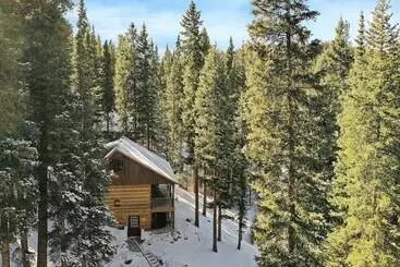 Mökkimajoitus Secluded Rustic Mountain Retreat W/ Updated Touch