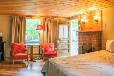 Hinckley's Dreamwood Cottages