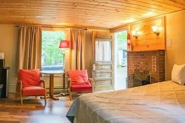 Hinckley's Dreamwood Cottages