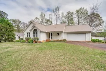 Mökkimajoitus Lakefront Milledgeville Home W/ Private Dock!