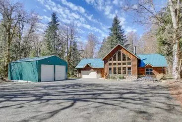 Mökkimajoitus Peaceful Rhododendron Cabin W/ Fire Pit & Hot Tub!