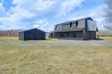 Mökkimajoitus Riverfront Montana Retreat   Deck, Fire Pit & Pond