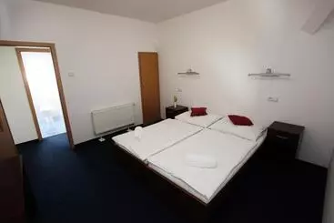 Hotel širák