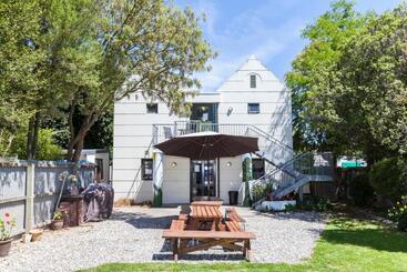 ユースホステル Around The World Backpackers