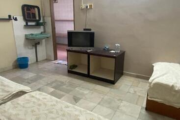 בית מלון כפרי Oyo 90885 Bera Pentagon Inn