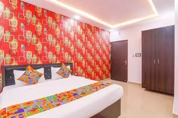 Fabhotel Paras