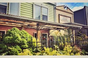 هتل Black Rooster Guesthouse