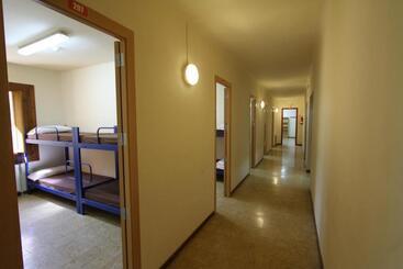 Alberg Roques Blanques