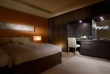 Отель Toba International