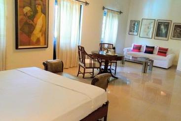 Hotel 1265 Crescent Villa