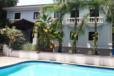 בית מלון כפרי 1265 Crescent Villa