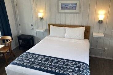 Tillicum Beach Motel   Formerly Deane S Oceanfront Lodge