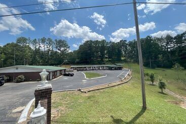 מוטל Pinetree Inn