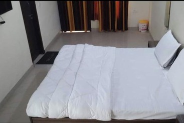 Hotel Gopi Dham Ashram Haridwar Near Shanti Kunj