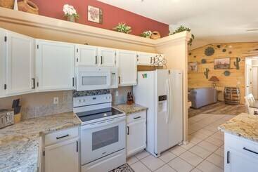 کلبه Lovely Bullhead City Retreat W/ Patio & Grill!