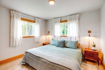 Dom wiejski Bay City Retreat ~ 1/2 Mi To Local Beach!