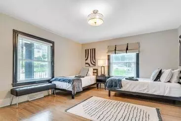 コテージ Chic Durham Home W/ Game Room: Walk To Downtown!