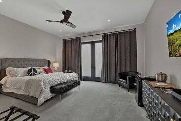 The Bentley Hotel   Bill Murray Room   Pool View