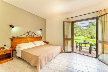 酒店 With Swmming Pool In Arborea Just 600 Meters From The Sea