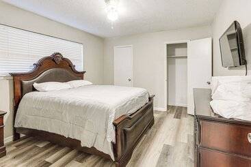 کلبه Pearland Home W/ Patio, 21 Mi To Downtown Houston!