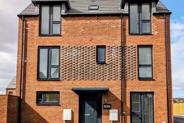 Residence Modern 4 Bed House In Newport, Home Away From Home