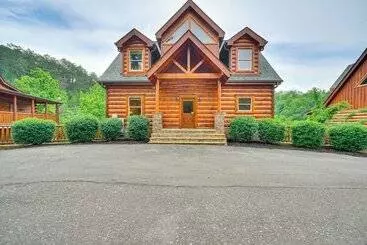 Mökkimajoitus Shady Pines  Cozy Mountain Retreat W/ Hot Tub!