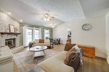 کلبه Lovely Terre Haute Home W/ Private Yard & Hot Tub!