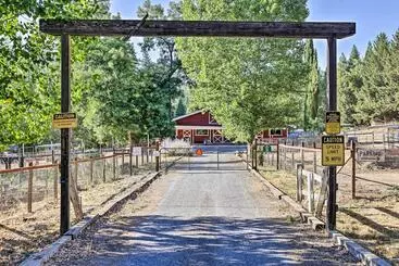 Mökkimajoitus Game Room & Patio: Picturesque Home In Sonora