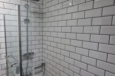 Residens Charming 4 Bed House In Wednesbury