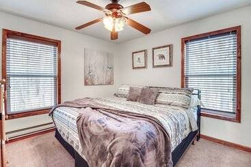 کلبه Serene Poconos Cabin W/ Hot Tub & Beach Access!