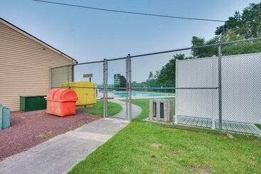 کلبه Serene Poconos Cabin W/ Hot Tub & Beach Access!