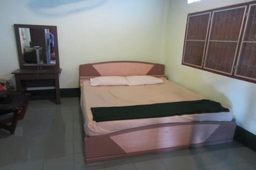 Cedarberg House Three Pagoda Pass   Hostel