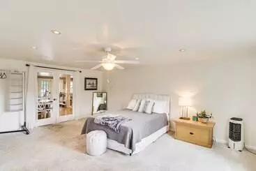 Mökkimajoitus Secluded Bigfork Cabin W/ Yard & Fire Pit!