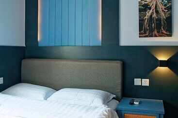 Kunming Upland International Youth Hostel Near The City Center , 2 Mins Walk To The Green Lake,3 Min