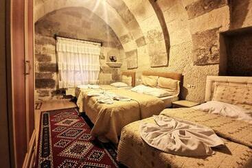هتل Falcon Cave Suites