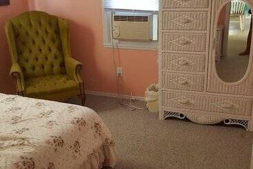 Turistlägenheter The Beach House Only Six Houses From The Beach