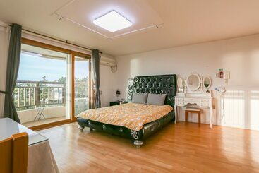 Hotel Queens Bay Pension